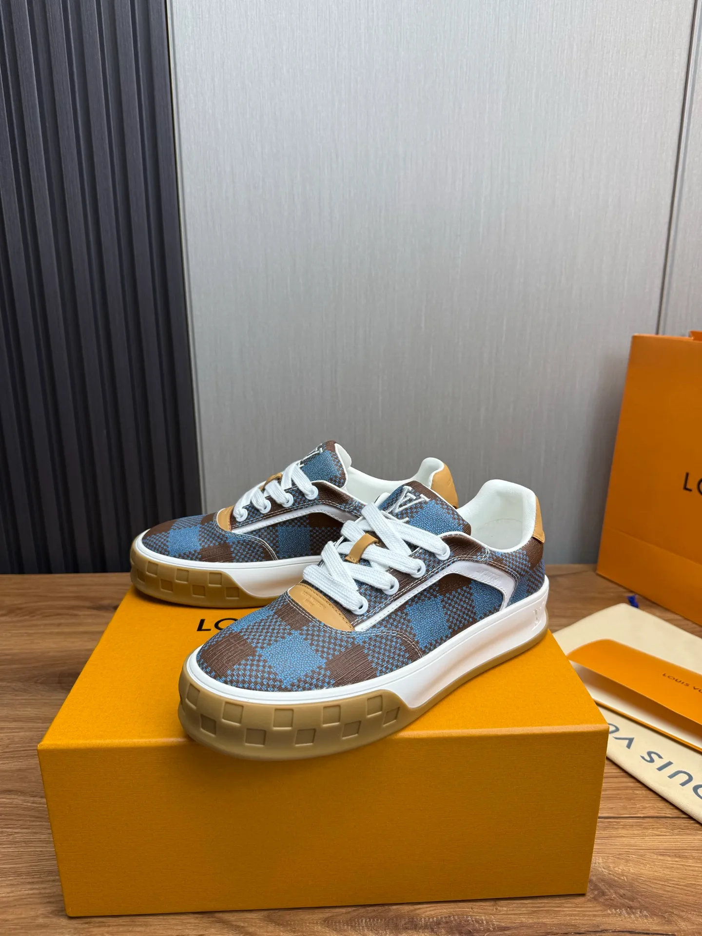 Men's shoes 620💰 Lv. Top purchasing agent🇮🇹 Louis Vuitton, sports sneakers counter synchronization, uppers imported from Italy, high-quality splicing and complex handicrafts, imported mesh pads are soft and comfortable, soles: original factory special soles, TPU exclusive movable molded soles super comfortable, original factory single goods, 🔍🔍high quality, you can enter and exit the counter at will, welcome to compare, code number 38-44 (customized 38.45)